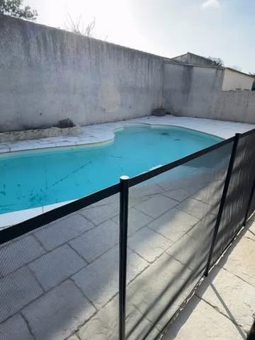 Barrière de sécurité noire installée autour d’un bassin