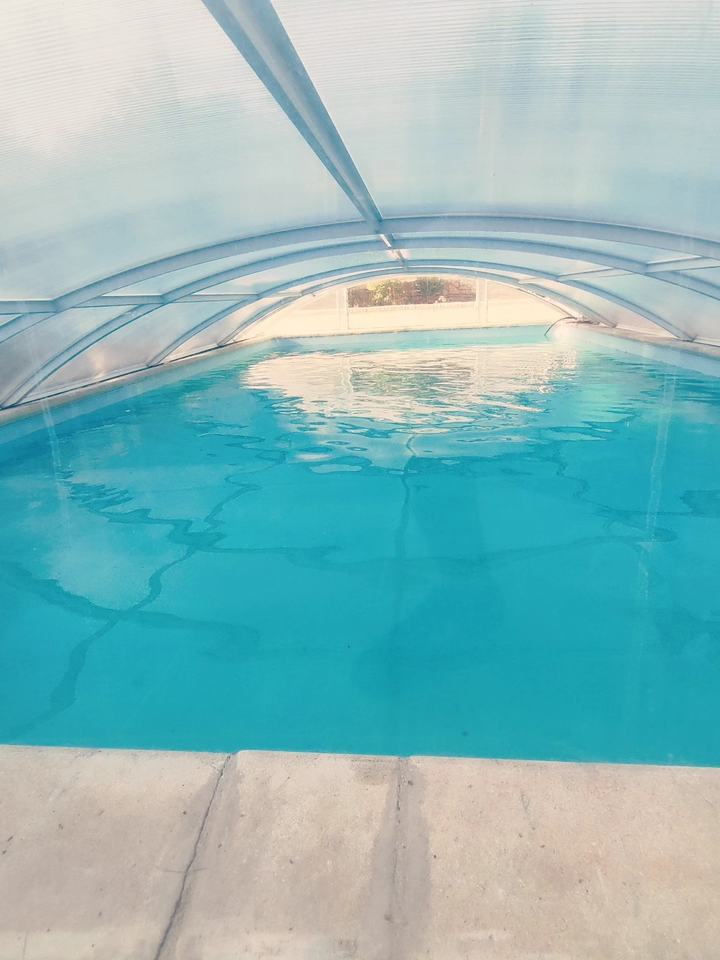 Piscine remise en eau avec son liner turquoise neuf, sous l’abri