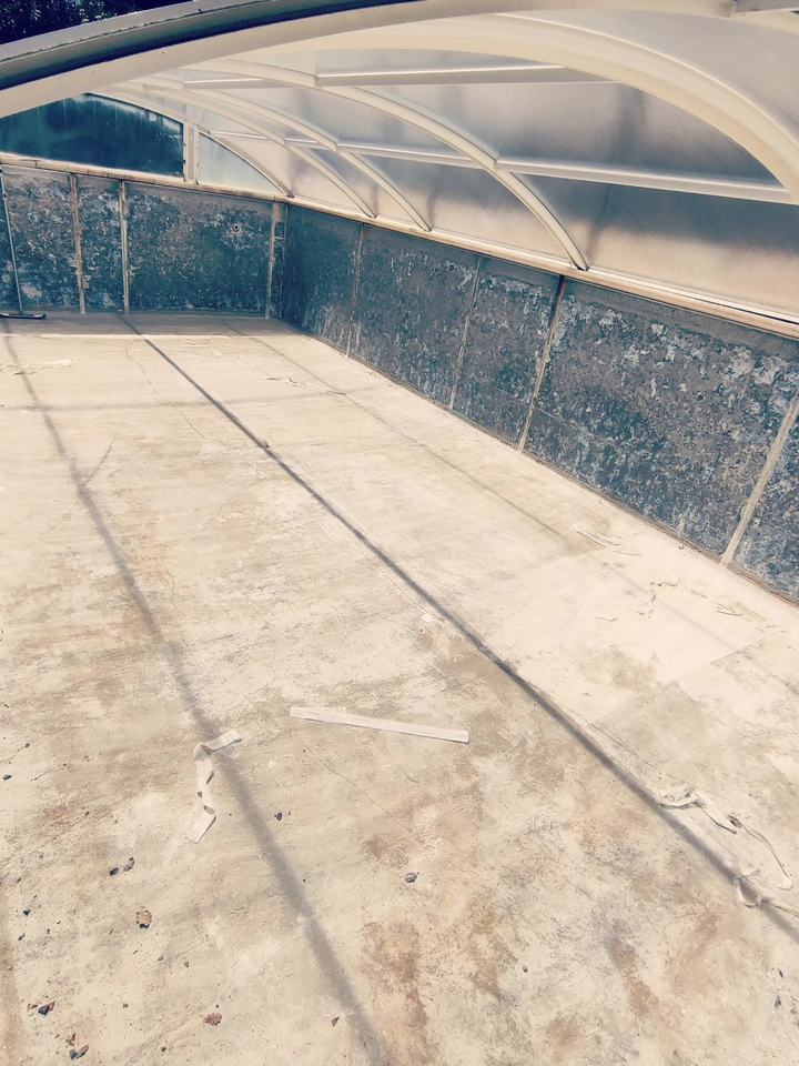 Bassin vidé, ancien liner retiré, parois et fond mis à nu