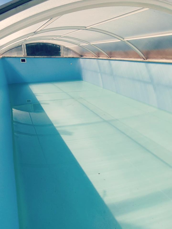 Liner neuf bleu clair posé dans le bassin vide